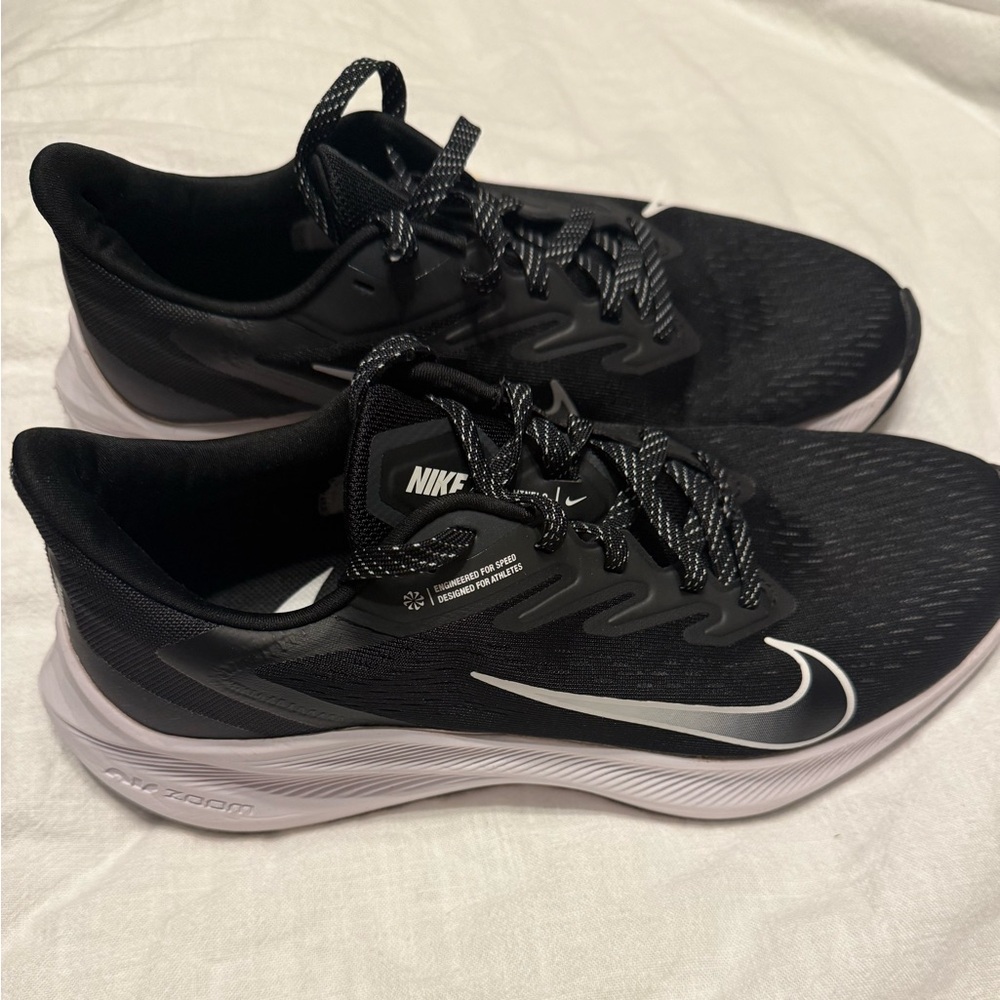 Women’s Nije Zoom Winflo Black and White Athletic Shoes